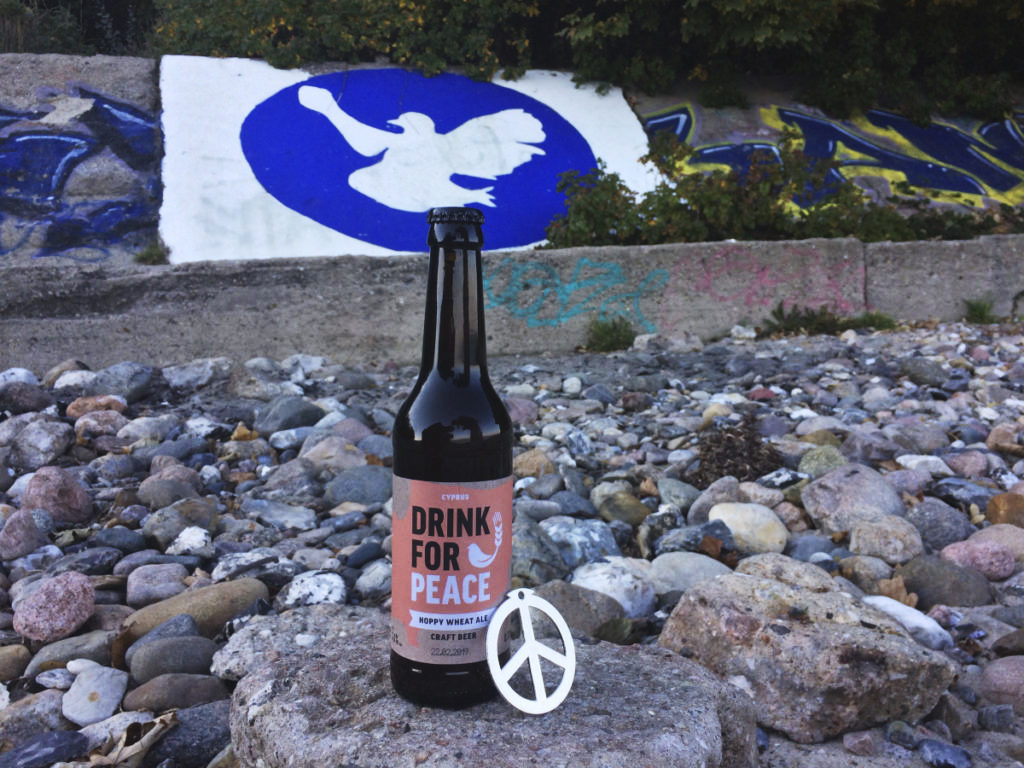 Drink for Peace Wheat Ale mit Friedenssymbolen