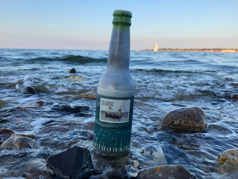 Bierflasche SeaWise am Strand